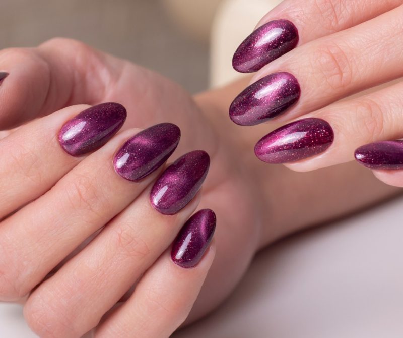 Comment choisir son vernis semi-permanent cat eye ? Trouver la couleur et l’effet idéal !